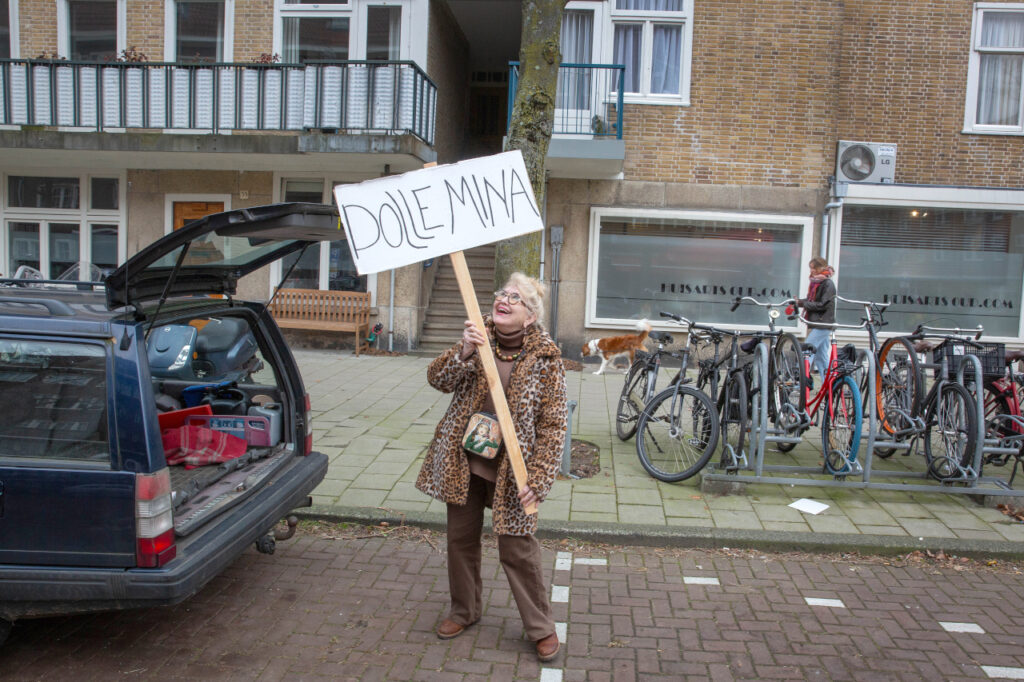 Nederland, Amsterdam, 14-02-2025
bijeenkomst revival van de dolle Mina's, met oa Dunya Verwey ( eerste generatie), zij haalt hier het actie-bord uit haar auto
Bij standbeeld van Wilhelmina Drucker op de Chuchillaan
Foto : Maartje Geels