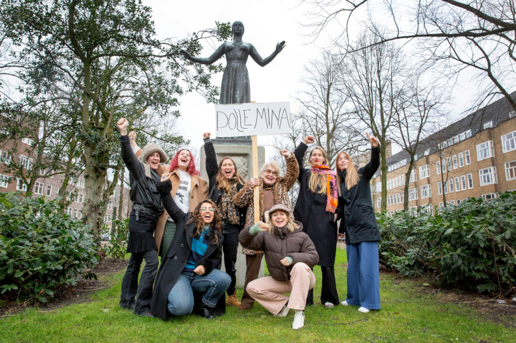 Nederland, Amsterdam, 14-02-2025
bijeenkomst revival van de dolle Mina's, met os Dunya Verwey ( eerste generatie) Sia en Laura 19, en Laura
Bij standbeeld van Wilhelmina Drucker op de Chuchillaan
Foto : Maartje Geels