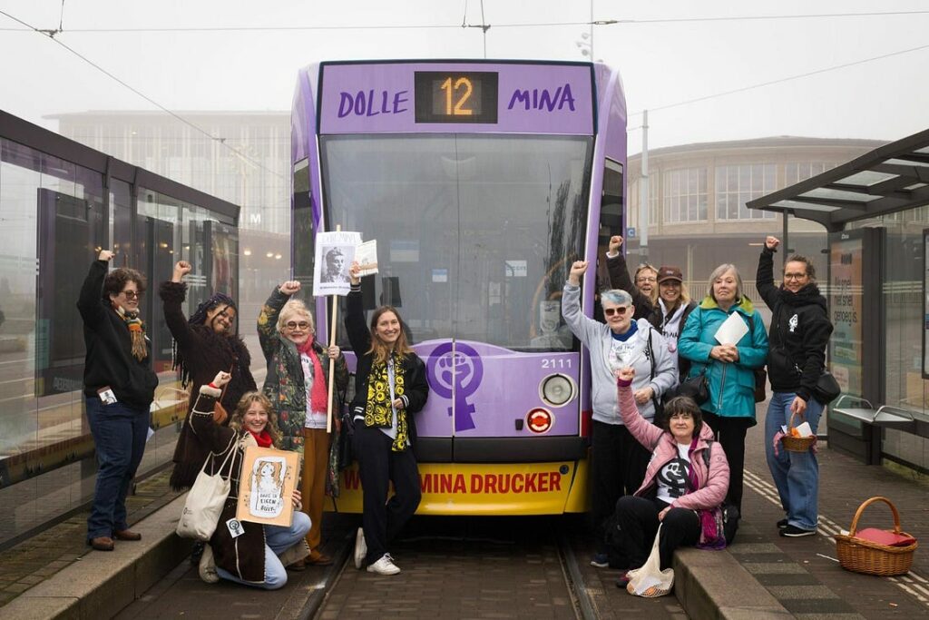 Fotograaf Rinia van Wijck, tram 12, Wilhelmina Drucker eerbetoon