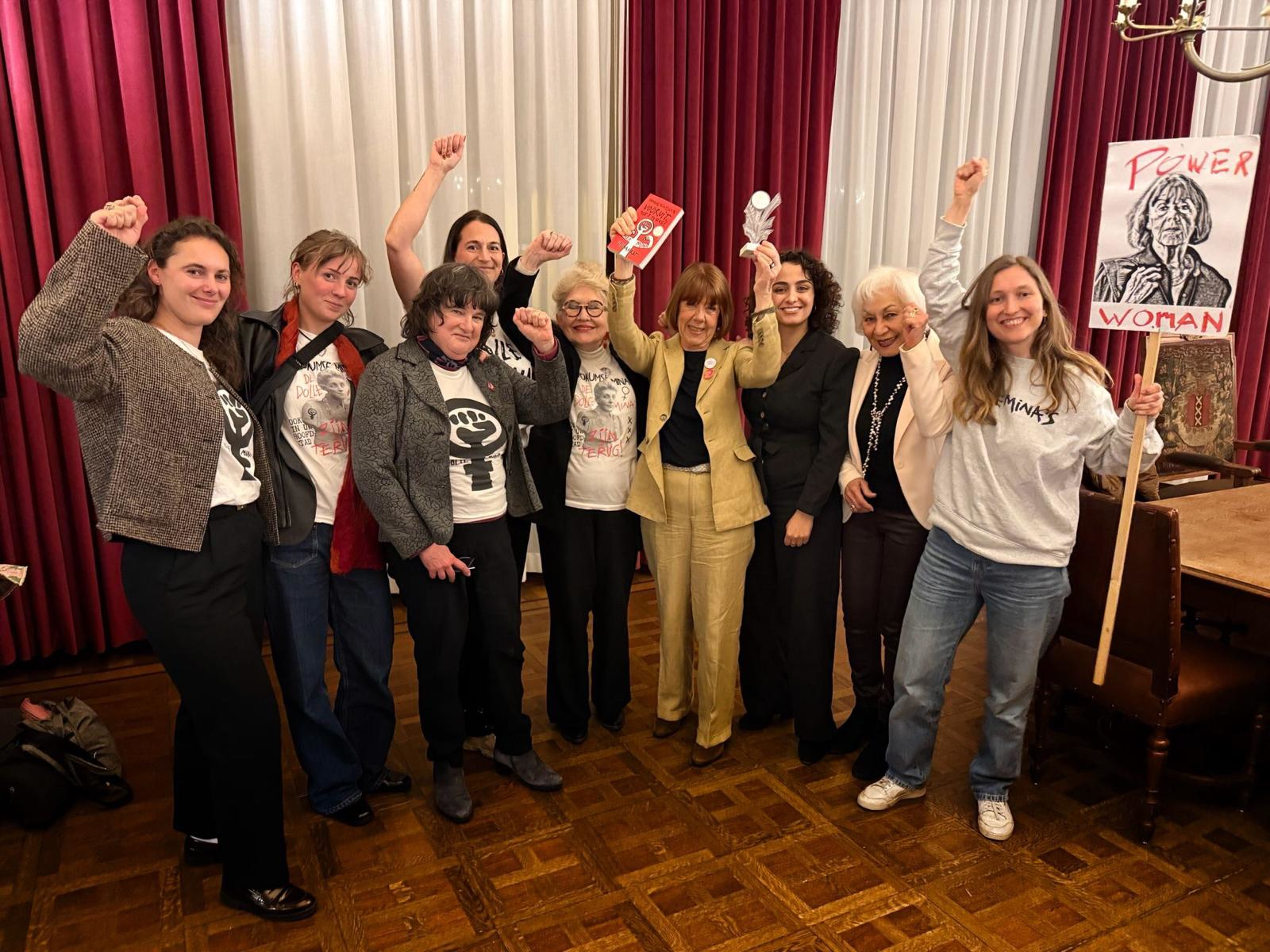 Gisèle Pelicot- met de eerste Dolle Mina-award omringd door Dolle Mina's, foto Herlinde de Geus (Parool)