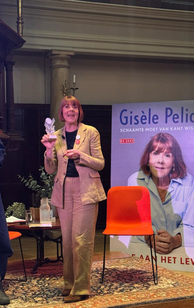 Gisèle Pelicot met de eerste Dolle Mina-award, foto Herlinde de Geus (Parool)